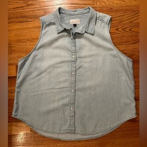 Women’s XL lightweight jean, sleeveless button down blouse - Universal Thread.